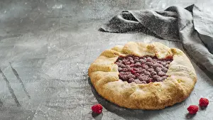 Fresh Raspberries Drucke: Raspberry galette with copy space