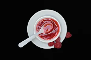 Raspberry Sauce Drucke: Raspberry sauce, raspberry jam in bowl with spoon