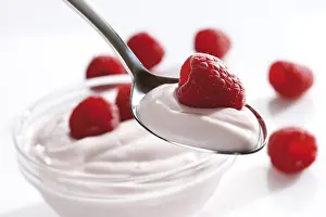 Sweet Treats Studio Shot Drucke: Raspberry yogurt on a spoon