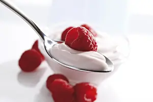 Close Up Dessert Drucke: Raspberry yogurt on a spoon