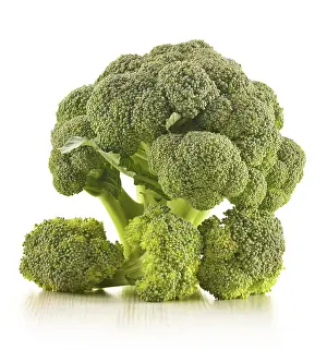 Studio Shot Cabbage Drucke: Raw broccoli isolated on white