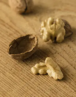 Deserted Table Scene Drucke: Raw brown broken natural rustic walnuts on table