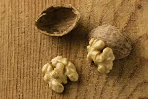 Deserted Table Scene Drucke: Raw brown broken natural rustic walnuts on table