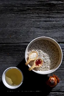 Drucke von Rohzutat zur Herstellung des Safranreises, Risotto alla Milanese mit Parmesan-Käse und Weißwein und Zwiebel auf einem alten Holztisch mit Sonnenlicht in Lugano, Tessin, Schweiz Verwandte Bilder Drucke: Rohstoff zum Herstellen des Safranreises.