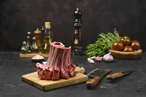 Raw Lamb Ribs Drucke: Raw lamb ribs rolled in the shape of crown on the table