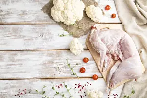 Cauliflower Vegetable Dish Drucke: Whole raw rabbit with cauliflower