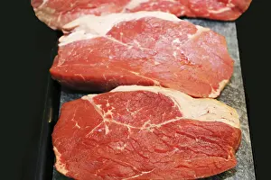 Close Up Steak Drucke: Raw roast beef on a platter