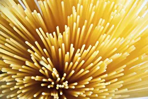 Studio Background Cuisine Drucke: Raw spaghetti from the top