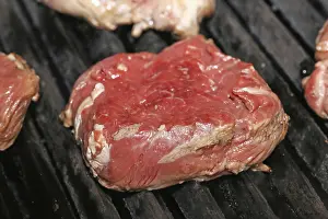 Close Up Grilled Meat Drucke: Raw steak on the grill