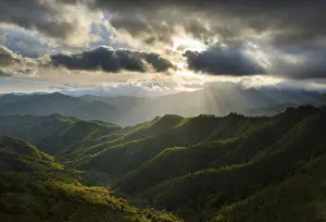 Cloudy Mountain Range Scenery Drucke: Rays of light on the forests in the Apennines after a storm