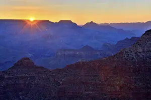 North America Tourism Destination Drucke: The last rays of sunlight over the Grand Canyon draw dramatic shadows