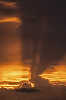Cloudy Atmospheric Light Drucke: Rays of sunshine penetrate from behind storm clouds