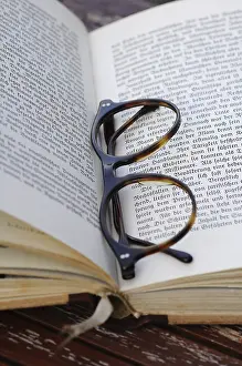 Symbolic Reading Image Drucke: Reading glasses with a book