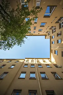 Drucke von Rechteckiger Hinterhof, umgeben von gelben Wänden, gesehen von unten Berliner Architektur Drucke: Rechteckiger Hinterhof, umgeben von gelben Wänden.