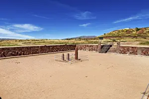 Ancient Civilization Sites Drucke: A rectangular square with stone pillars surrounded by ruins under a clear sky