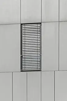 Modern Building Architecture Drucke: Rectangular window with metal blinds at modern building