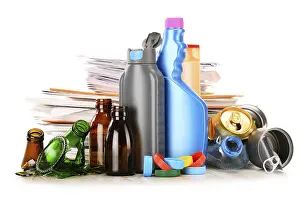 Plastic Waste Management Drucke: Recyclable garbage consisting of glass