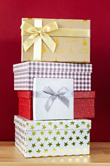 Red Background Christmas Drucke: A red background with batch of Christmas gift boxes