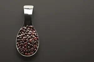 Plain Colored Background Studio Photo Drucke: Red beans in a spoon on a dark background top view