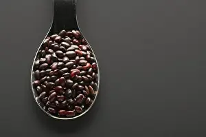Plain Colored Background Studio Photo Drucke: Red beans in a spoon on a dark background top view