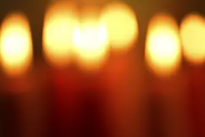 Candlelight Glow Drucke: Red burning candles, unsharp in the background