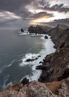 Long Exposure Coastal Photography Drucke: Red cliffs and rocks in the sea