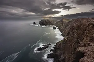 Ponta De Sao Lourenco Drucke: Red cliffs and rocks in the sea