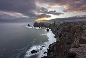 Coastal Scenery Portugal Drucke: Red cliffs and rocks in the sea