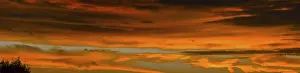 Bilder Datiert 16. Oktober 2024: Rote Wolken am Sonnenuntergang, Offenbach am Main.