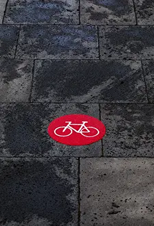 Uninhabited Street Paving Drucke: Red cycle path marking on wet pavement