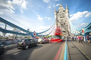 Double Decker Bus Image Drucke: Red double-decker bus on the Tower Bridge