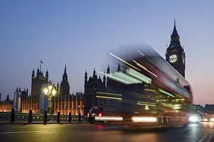 Drucke von Ein roter Doppeldeckerbus auf der Westminster Bridge, blauer Stunde, Big Ben im Hintergrund, Westminster, London, England, Vereinigtes Königreich Westminster-Brücke Drucke: Ein roter Doppeldeckerbus auf der Westminster Bridge.