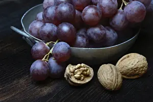 German Walnuts Drucke: Red grapes in shell and walnuts, Germany