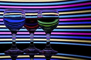 Backlit Drinks Drucke: Red, green and blue backlit drinks with reflection