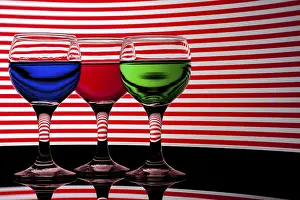 Backlit Drinks Drucke: Red, green and blue backlit drinks with reflection