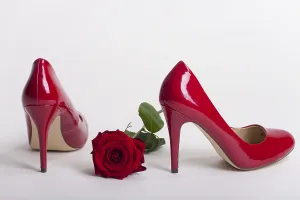 White Studio Background Photos Drucke: Red high heels on a white background