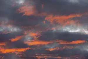 Full Frame Evening Sky Drucke: Red illuminated clouds after a sunset