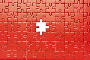 Missing Jigsaw Piece Drucke: A red jigsaw puzzle with one missing piece