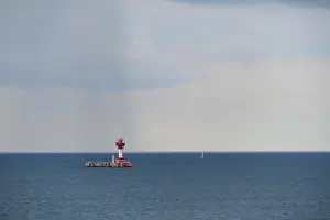German Federal Republic Lighthouse Drucke: A red lighthouse stands on a calm