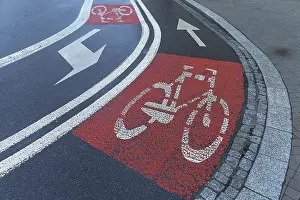 Cycle Path Markings Drucke: Red marked bicycle paths on the roadway