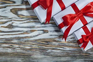 Christmas Present Packaging Drucke: Red packed present boxes on wooden surface
