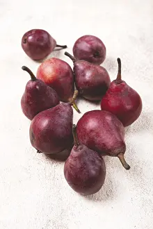 Colorful Fruit Drucke: Red pears scattered on the table