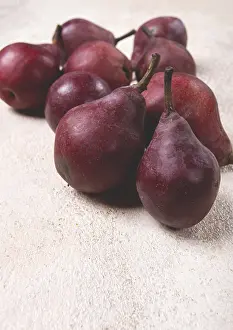 Selective Focus Images Drucke: Red pears scattered on the table