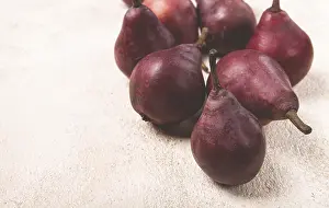 Colorful Fruit Drucke: Red pears scattered on the table