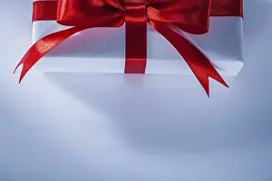 Decorative Gift Boxes Drucke: Red present box with knot on white background
