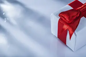 Gift Packaging Ideas Drucke: Red present box on white background horizontal image