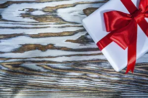 Wooden Surface Decoration Drucke: Red present box on wooden surface