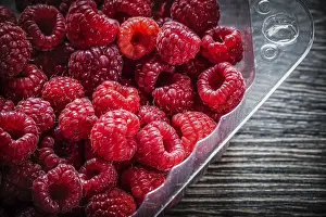 Vegetarian Meal Inspiration Drucke: Red raspberry in container on wooden board