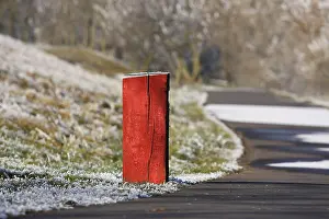 Winter Road Signs Drucke: Red road marker on the side of a road