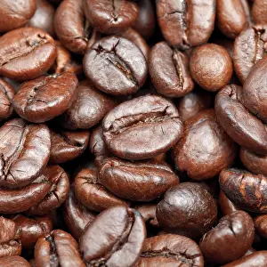 Close Up Espresso Drucke: Red roasted coffee beans close up background